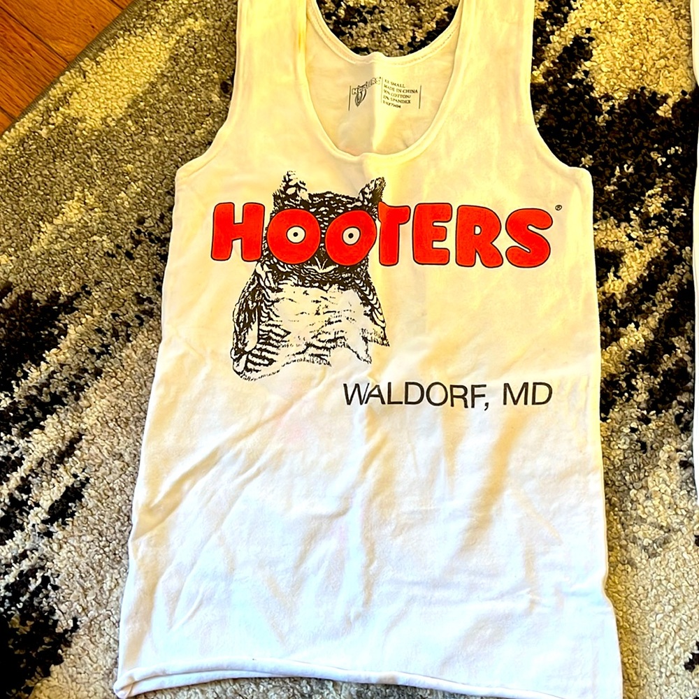 Gently used old logo hooters tank with location. Size xxs